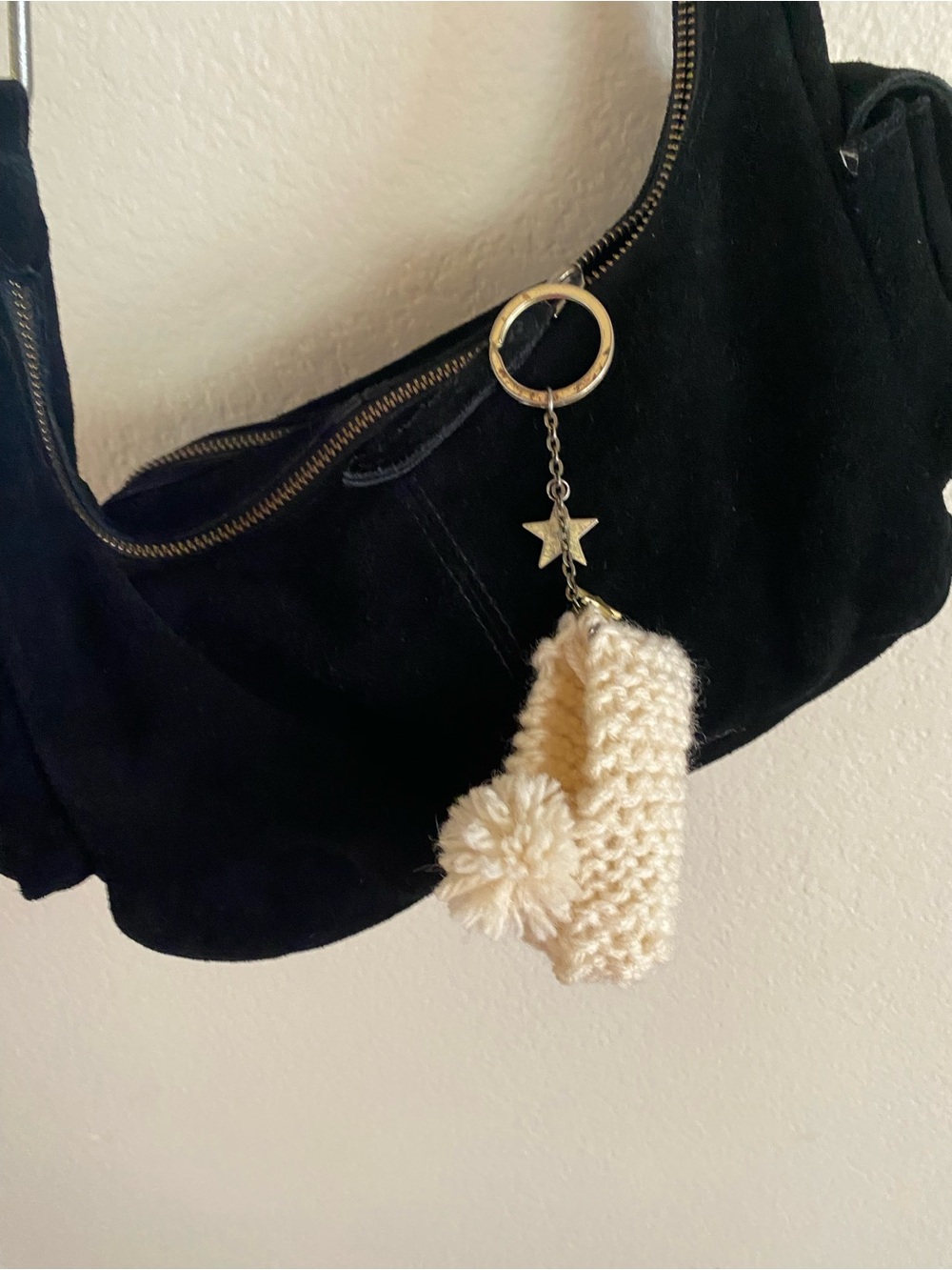 Cream Knitted Shoe w s Pom-Pom Keychain